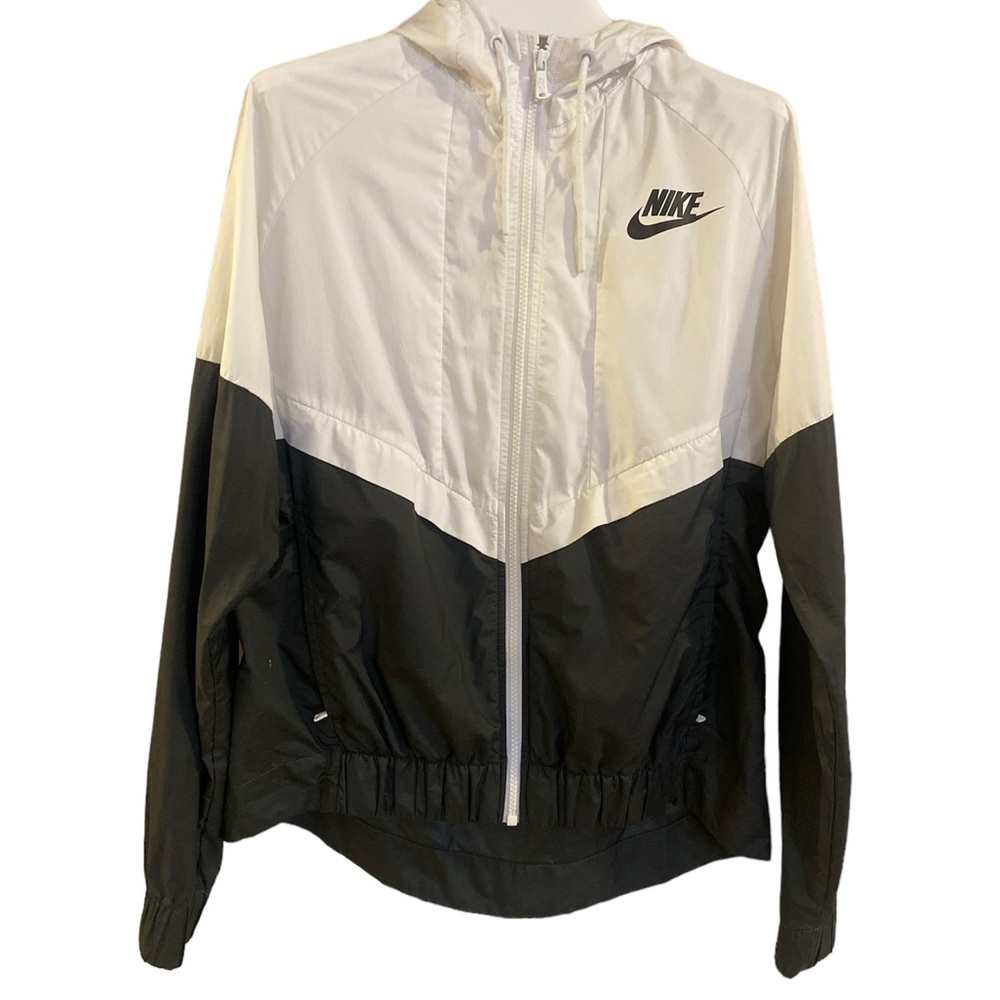 Women’s Nike Zippered Lightweight Running Jacket / Windbreaker, Size M.